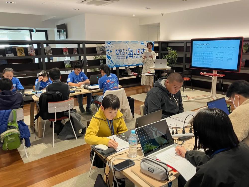 映像制作&プレゼンテーション講座を受講する児童たち。それぞれがパソコンに向かい作業をしている