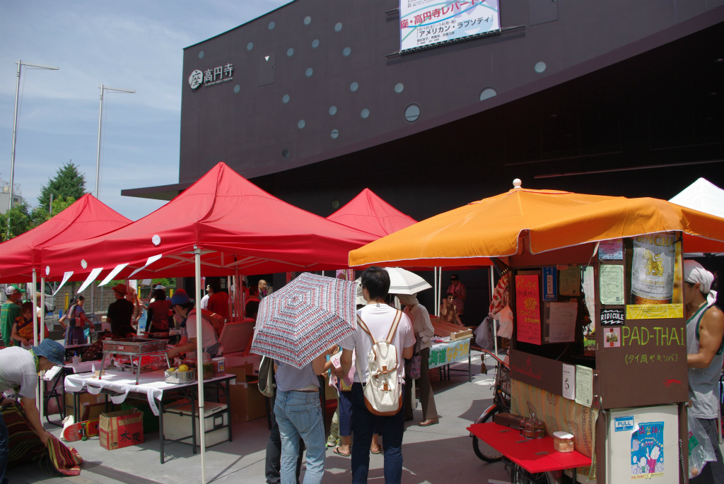 座・高円寺の建物までマルシェが開かれている様子。