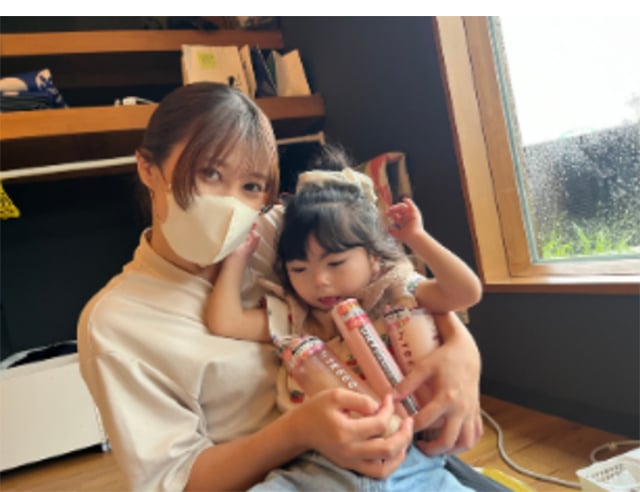 画像：寄贈されたアイテムを持つ親子の様子