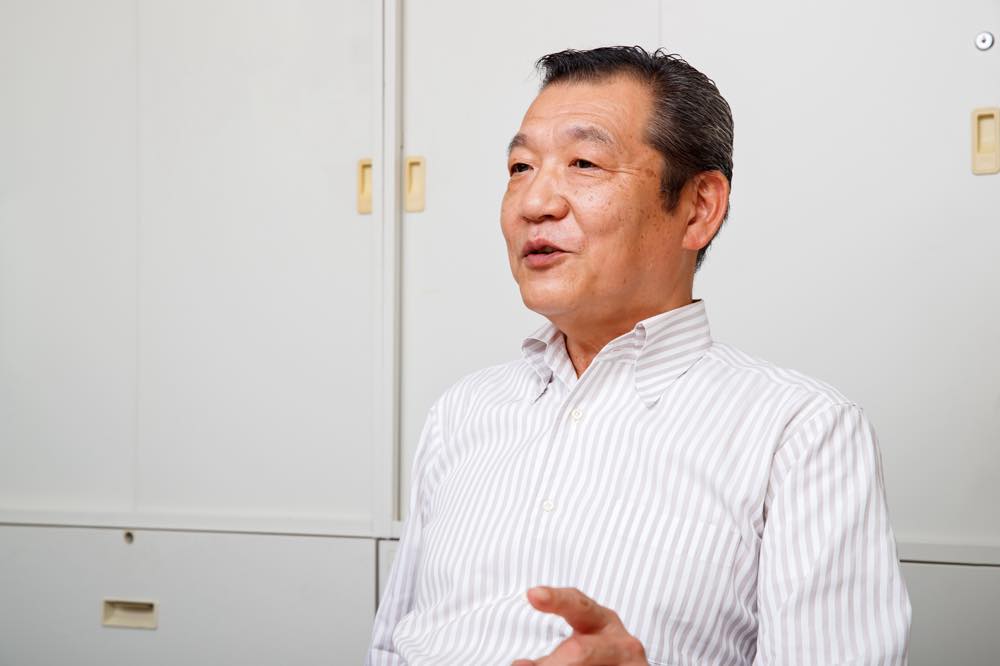 インタビューに応じる倉谷さん