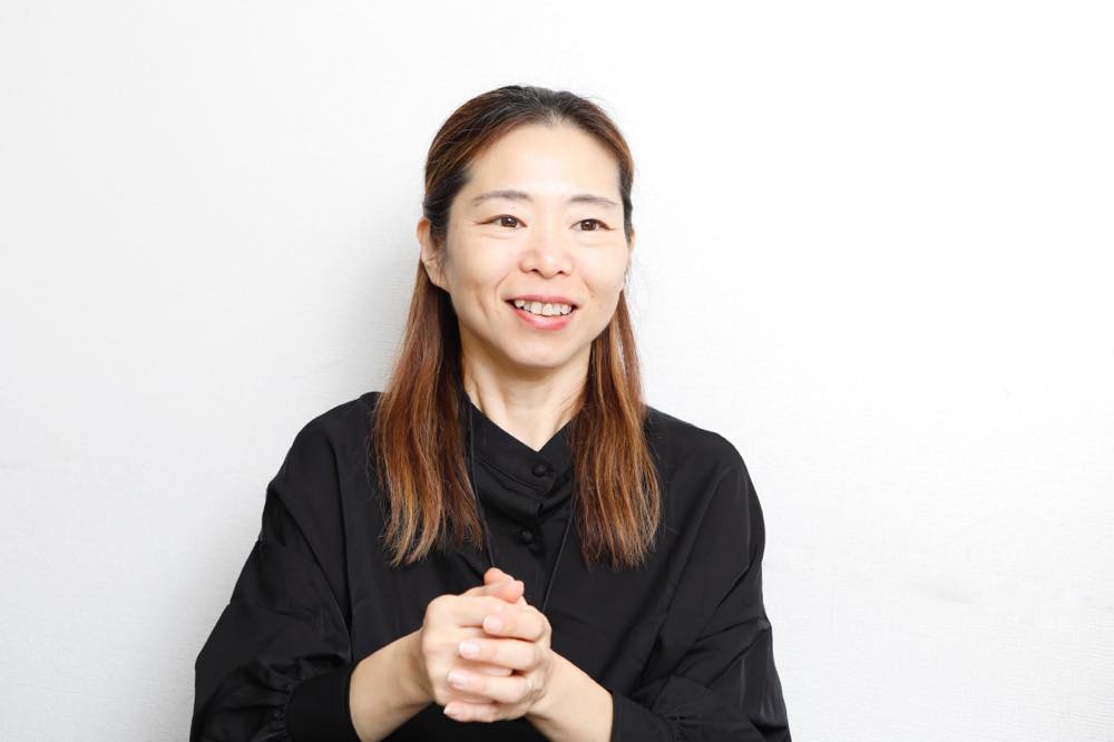 取材に応じる秋山さん