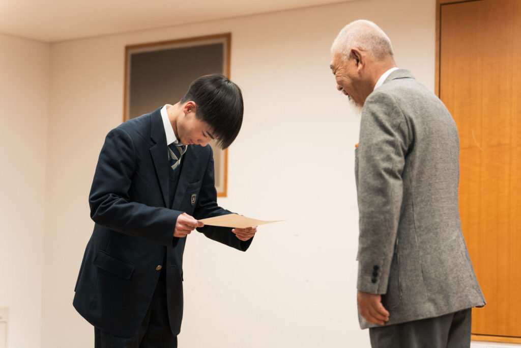 写真:笹川会長より認定証を授与される奨学生