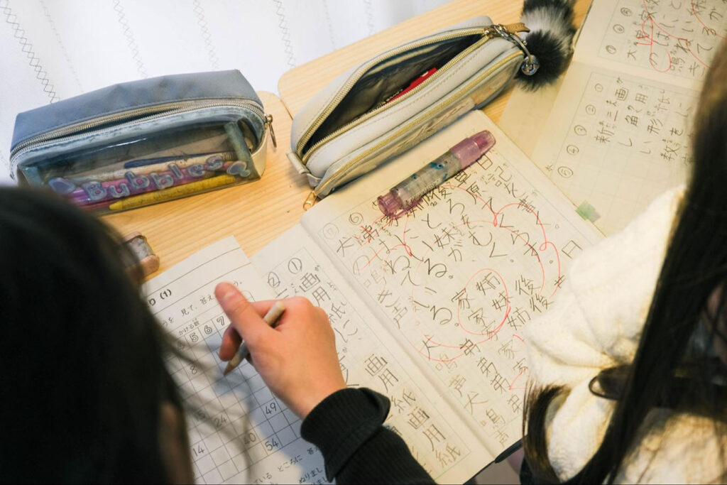 写真:居場所に来て宿題をする子どもたちの様子。