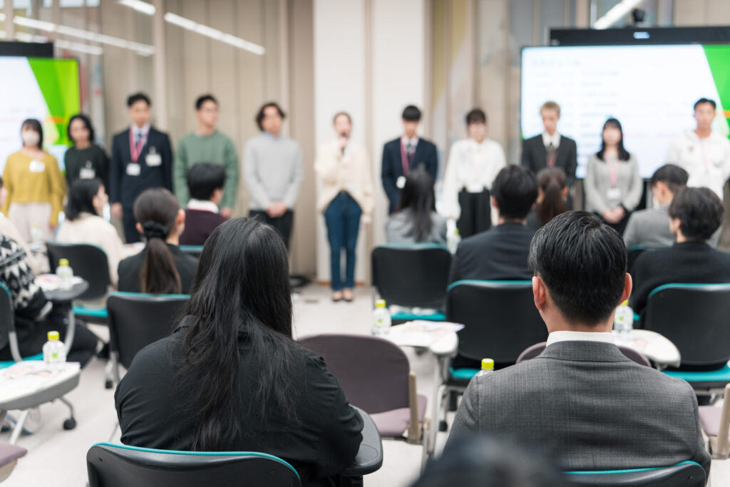写真:10期生の紹介の様子。