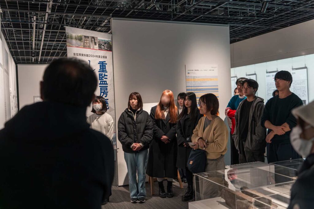 写真:重監房資料館での説明に聞き入る奨学生の様子。