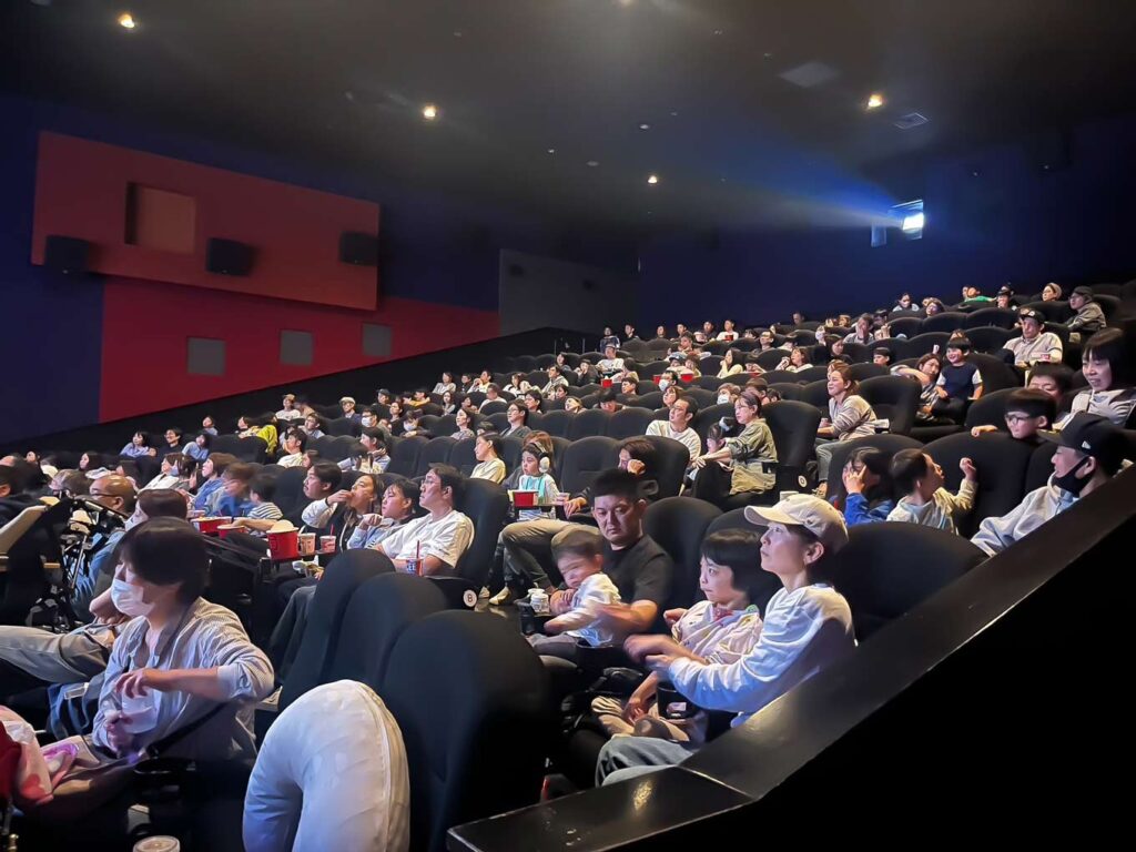 写真:シアターで鑑賞している参加者たちの様子。