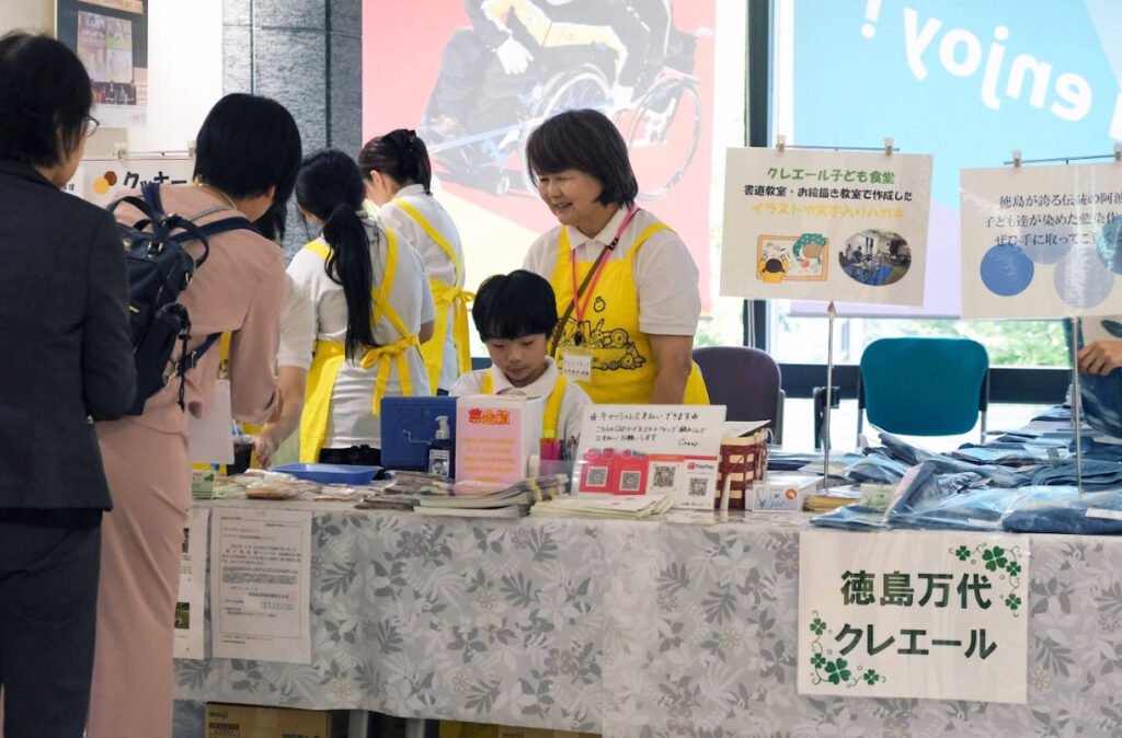 写真:玄米茶とクッキーを販売する子どもたちの様子。