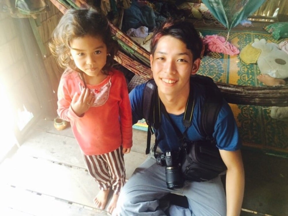 カンボジアで取材をする、フォトジャーナリスト時代の廣瀬さん。画像提供：RICEメディア