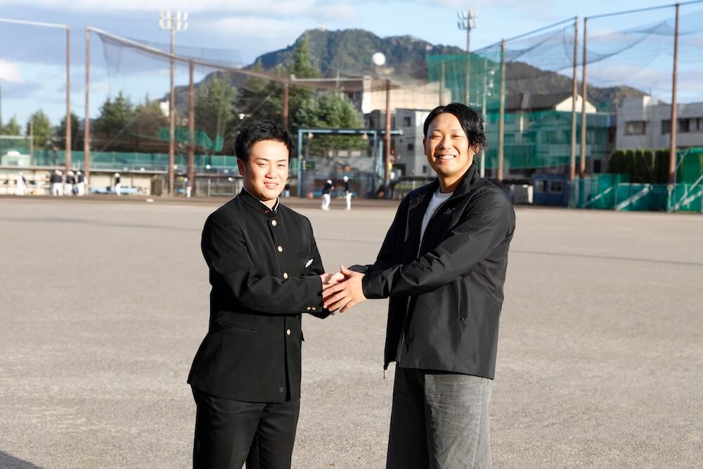 県岐阜商のグランドで握手を交わす横山温大選手と森宏明選手
