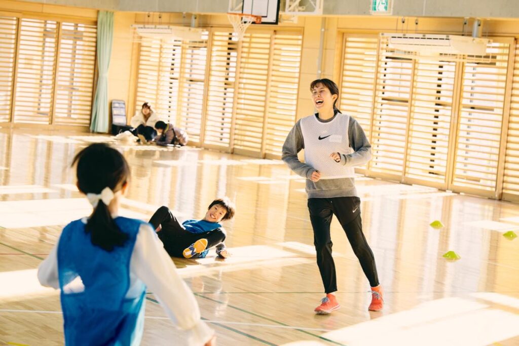 スポーツ教室で子どもたちと一緒に体を動かす川合さん