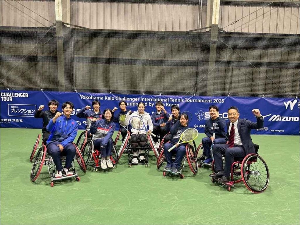 写真：車いすテニス事前学習会の参加者集合写真。