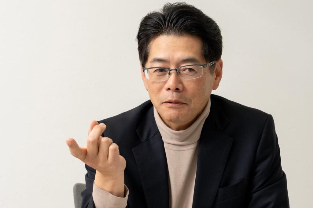 取材に応じる海野常務