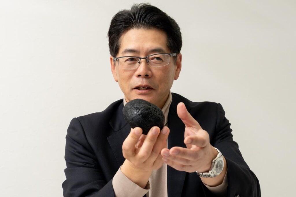 取材に応じる海野常務