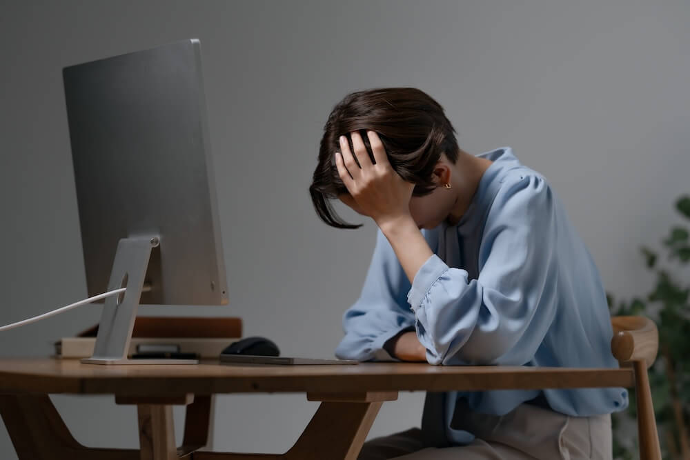 イメージ:頭を抱える経営者