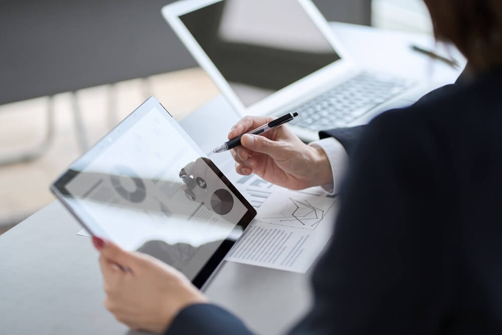 イメージ:デジタルツールを活用する人