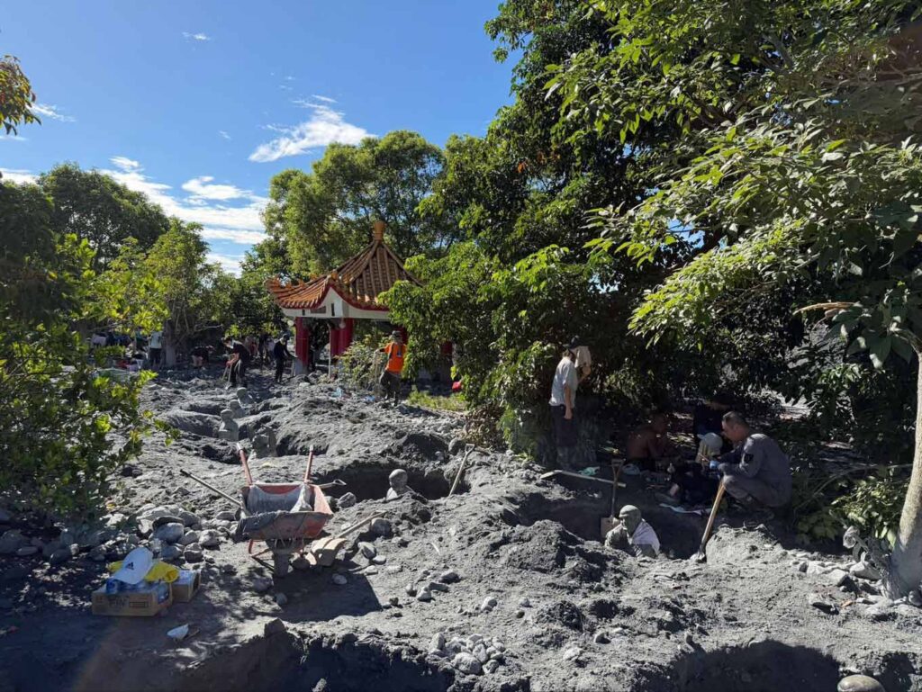 写真：台湾台風被害により、泥に埋もれた施設の復旧作業の様子。