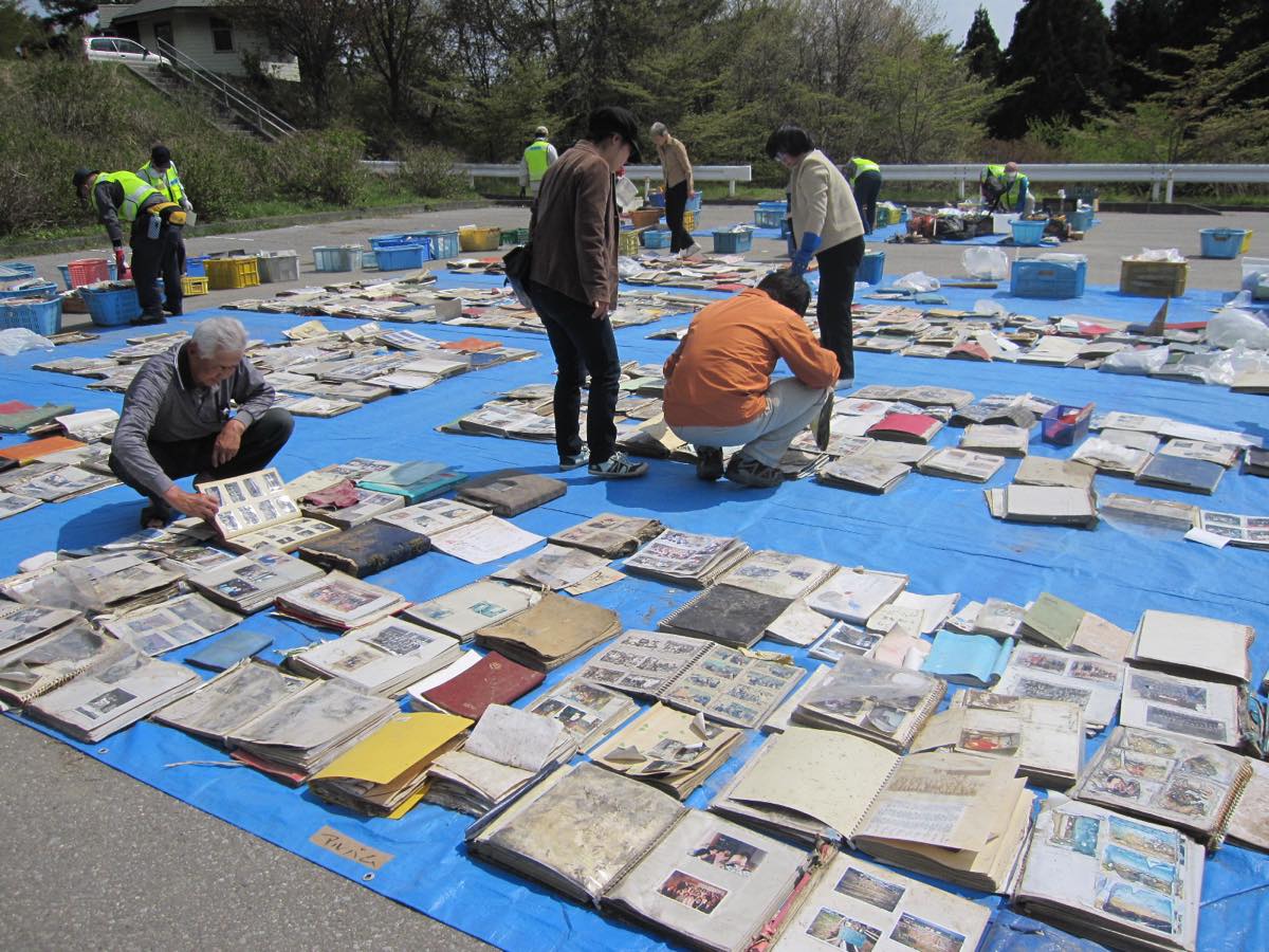 東日本大震災の発生直後に行われた「思い出の品」返却会の様子