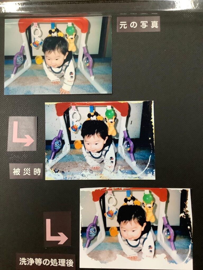 被災した写真の修復過程を比較した3枚の組写真。上段は「元の写真」で、ベビージムで遊ぶ赤ちゃんの鮮明な姿。中段は「被災時」で、泥汚れや水滴の跡が付着している。下段は「洗浄等の処理後」で、中央の赤ちゃんの姿がはっきりと見えるまで綺麗に処置されている