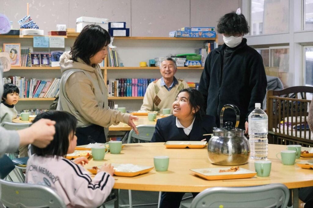 写真:子ども第三の居場所「ちんじゅのもり」室内での食事の様子
