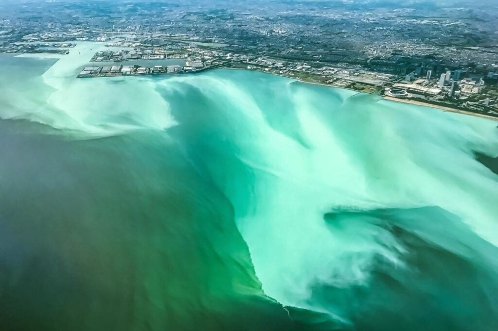 青潮が発生した鮮やかな緑色の海