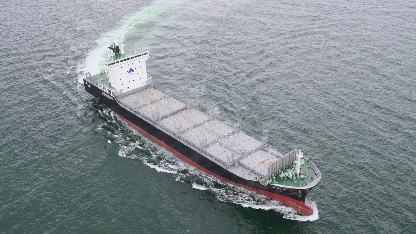 写真：新造定期内航コンテナ船「げんぶ」