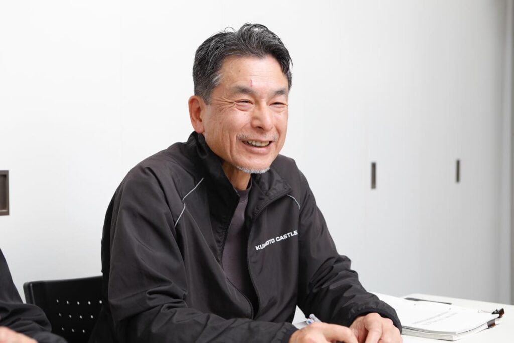 取材に応じる岩佐さん