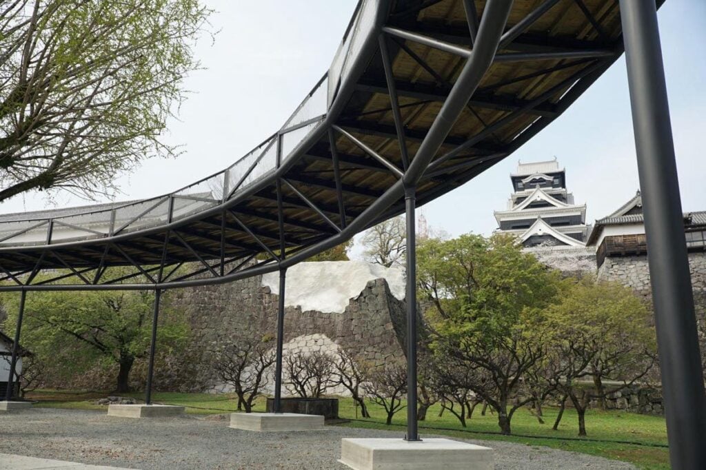 熊本城にある特別見学通路を下から眺めた様子