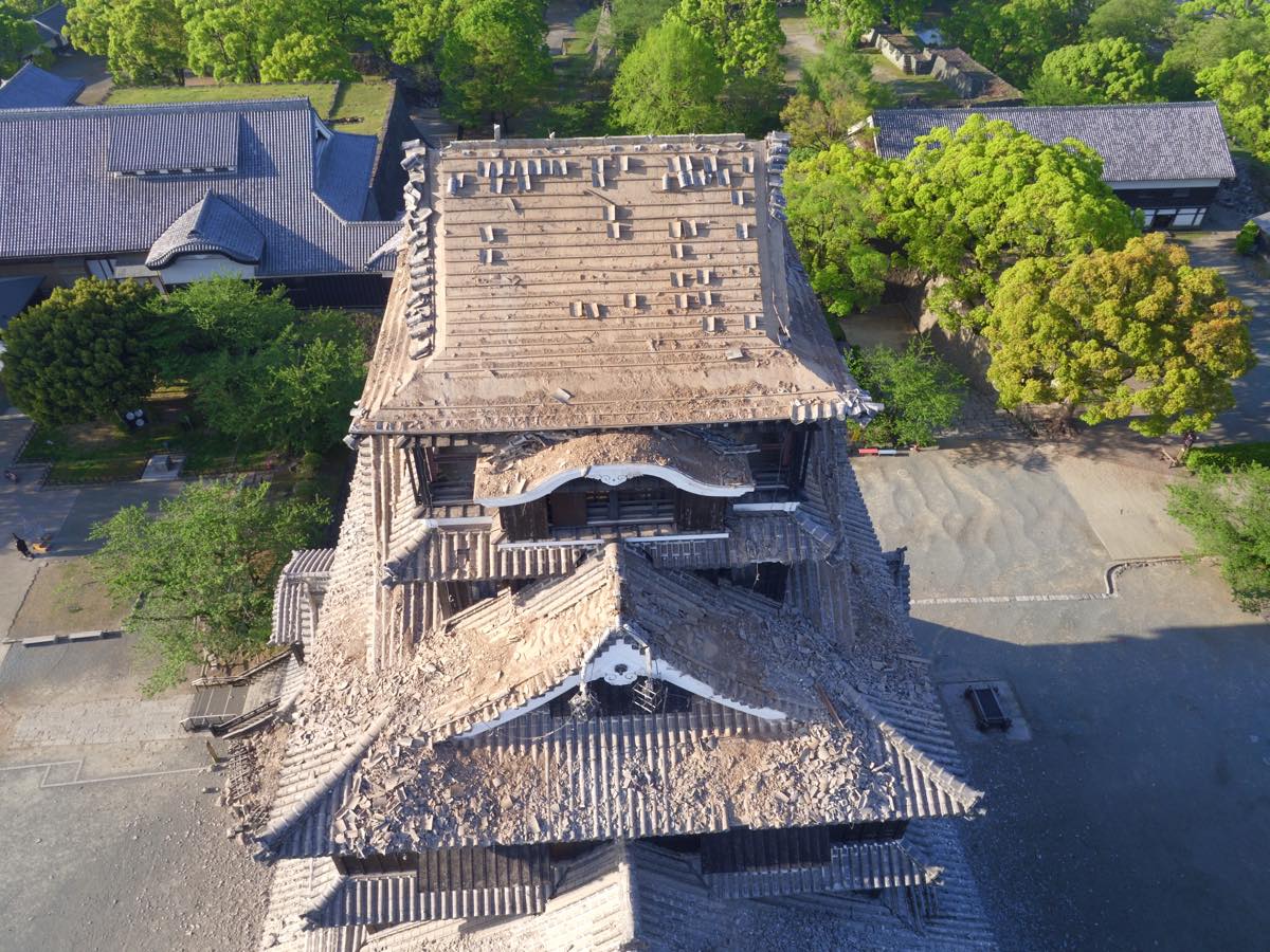 熊本地震発災後の熊本城・天守閣