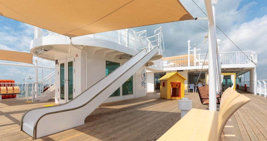 写真：「おりんぴあどりーむせと」3Fデッキ滑り台