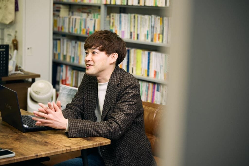 取材に応じる掛川さん